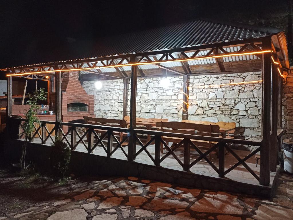 ein Steingebäude mit einer Holzterrasse in der Nacht in der Unterkunft Green Garden in Idschewan