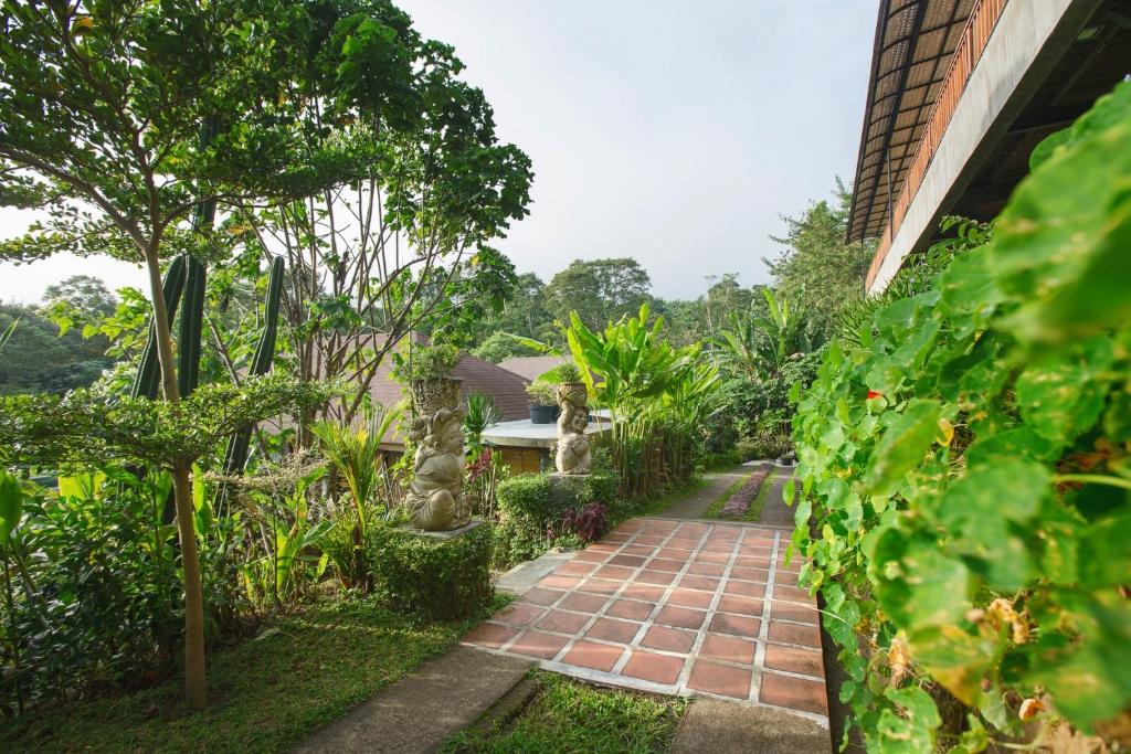 Jardin de l'établissement Giriwood Hotel & Villa