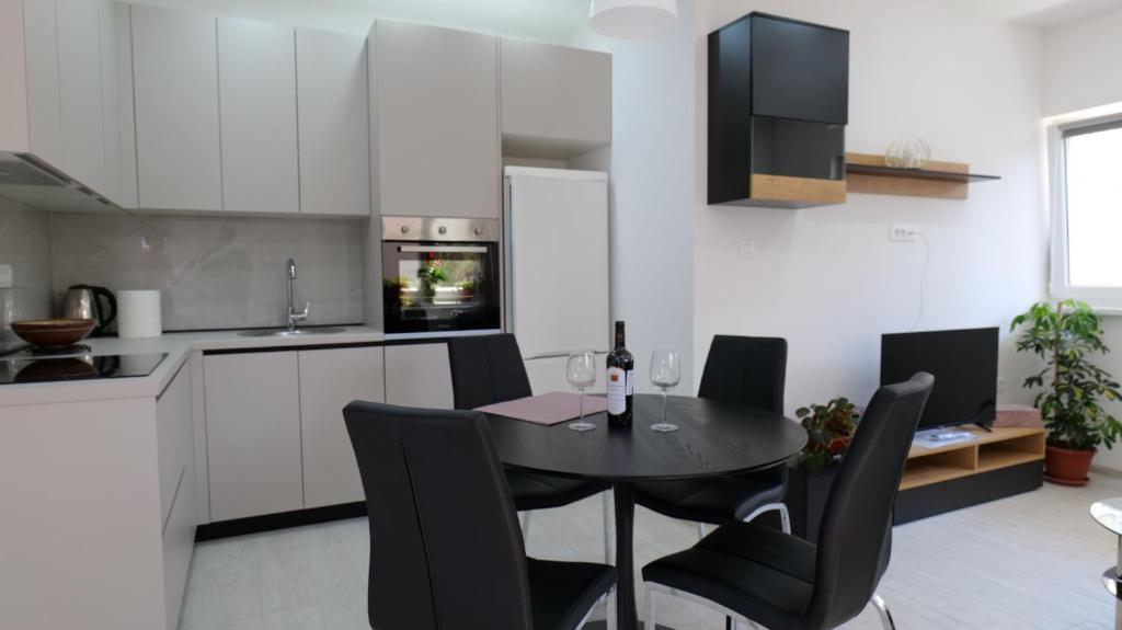 Kuchyňa alebo kuchynka v ubytovaní Apartmani Miki