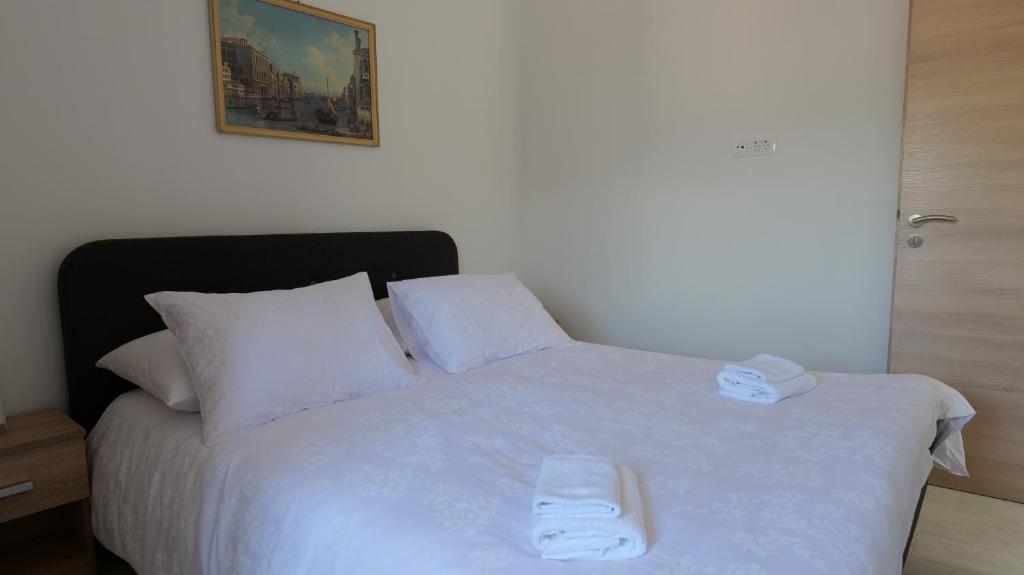 Posteľ alebo postele v izbe v ubytovaní Apartmani Miki