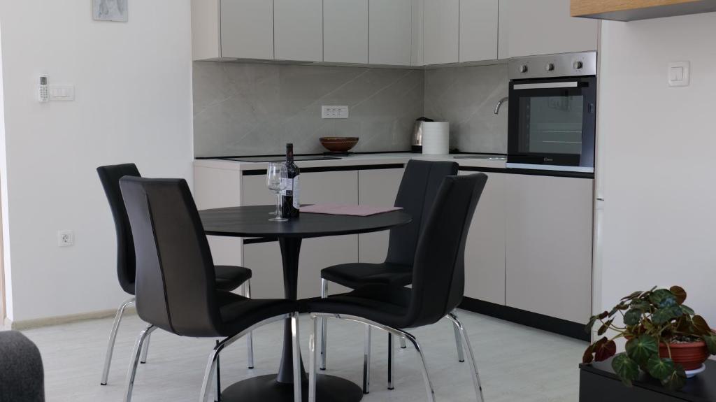 Kuchyňa alebo kuchynka v ubytovaní Apartmani Miki
