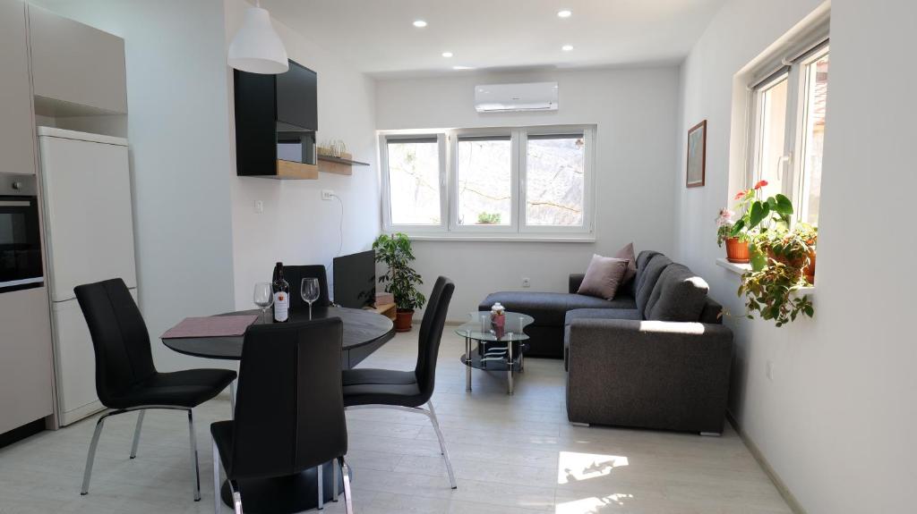 Posedenie v ubytovaní Apartmani Miki