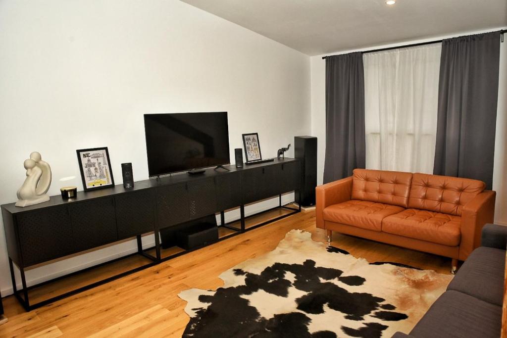 ein Wohnzimmer mit einem Sofa und einem TV in der Unterkunft Beautiful apartment in center in Rijeka