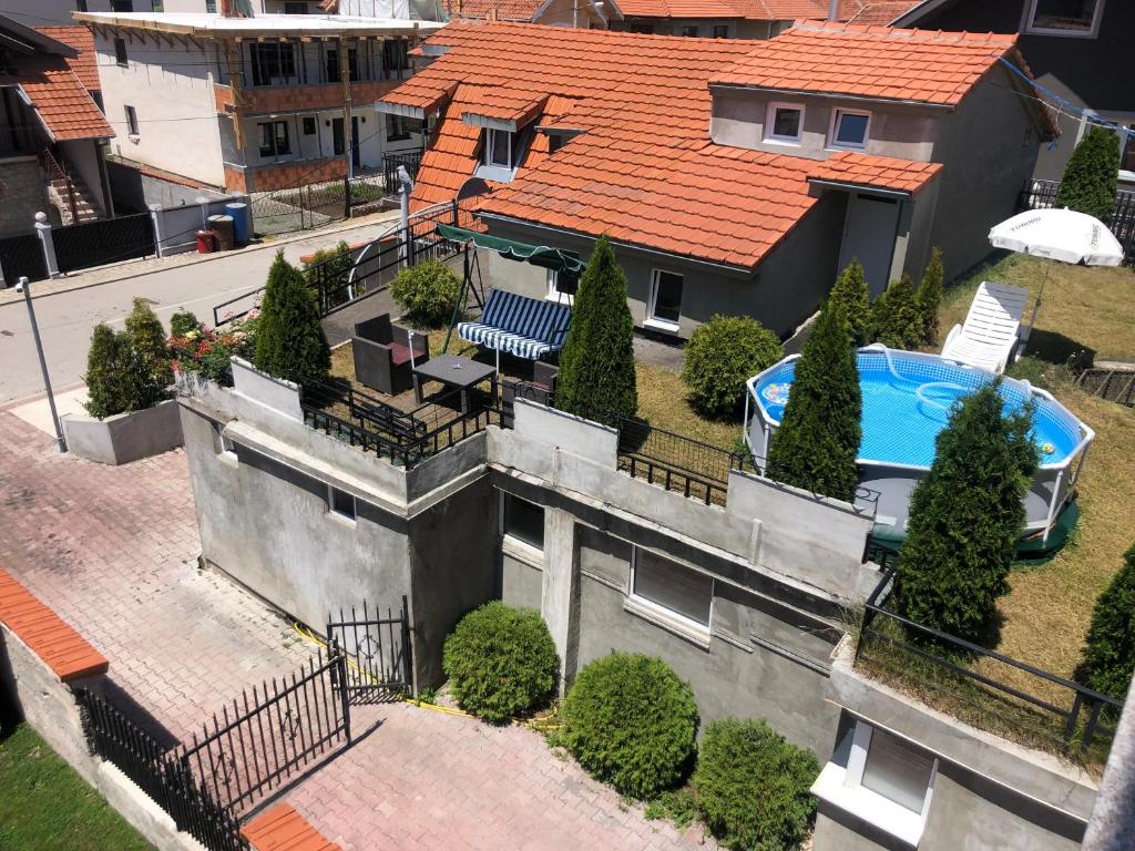 una vista aérea de una casa con piscina en APARTMANI & RESTORAN -S O K O- SJENICA, en Sjenica