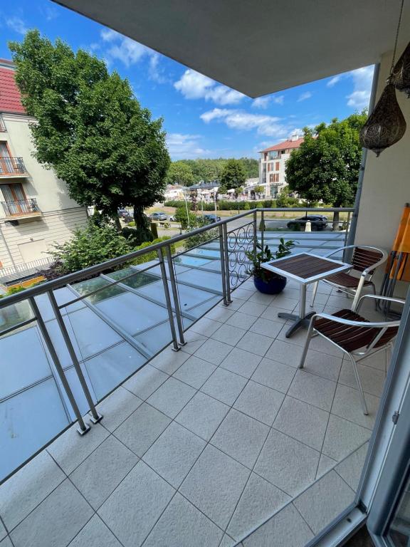 balkon ze stołem i krzesłami w obiekcie Avangard PRESTIGE w Świnoujściu