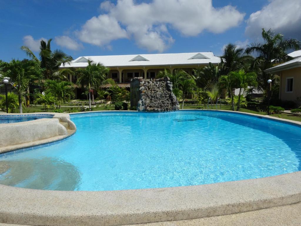einem Pool vor einem Resort in der Unterkunft Bohol Sunside Resort in Panglao