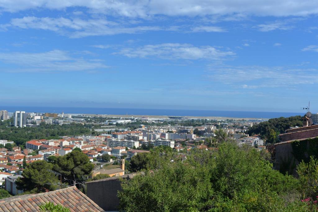 Vue sur une ville avec l'océan en arrière-plan dans l'établissement Villa les Gabians, à Saint-Laurent-du-Var
