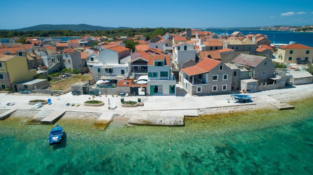 una vista aérea de una ciudad en el agua en Krapljunka, otok Krapanj en Šibenik