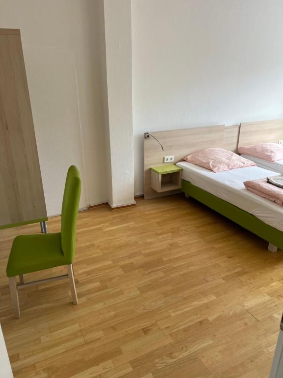 Waffel Cafe HOSTEL Monteurwohnung Ferienwohnung - Double Room With Shared Bathroom