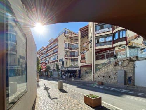 Hotel Apartamento Las Tejas, a view of a city street with a building at Apartamento Las Tejas in Benidorm