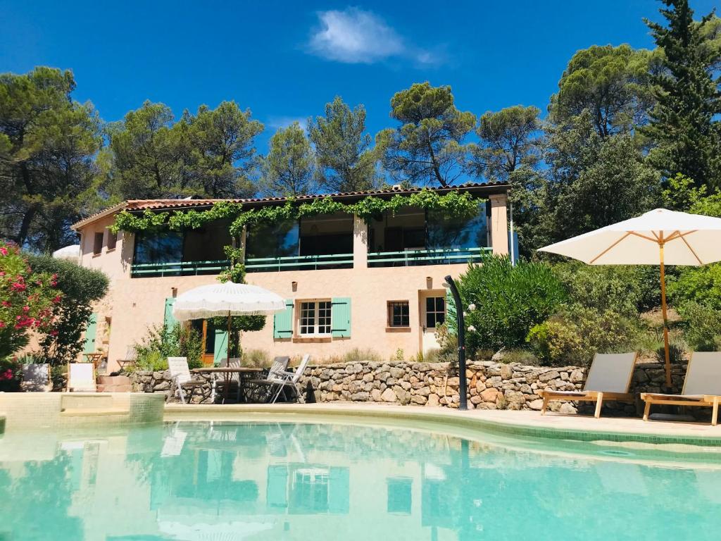 een villa met een zwembad en een huis bij Les Bosquets in Lorgues