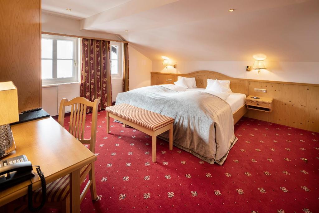 Postel nebo postele na pokoji v ubytování Hotel Tannbergerhof im Zentrum von Lech
