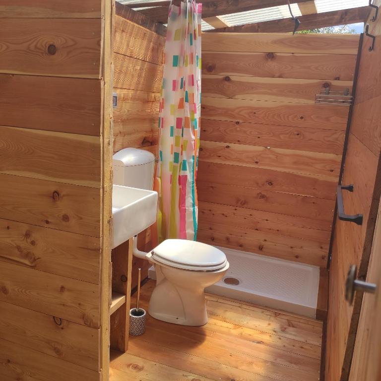 Vannituba majutusasutuses Glamping la Cascina d'Orleans