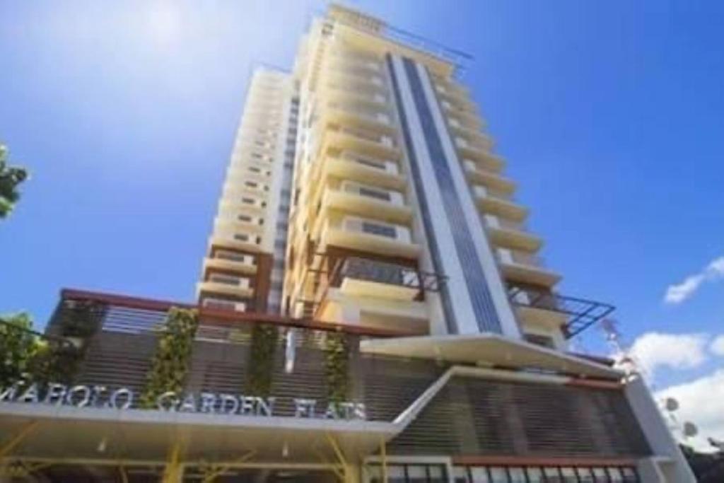 um grande edifício de apartamentos com dois pisos em Mabolo Garden Flat A6 with free Rooftop Pool em Cebu