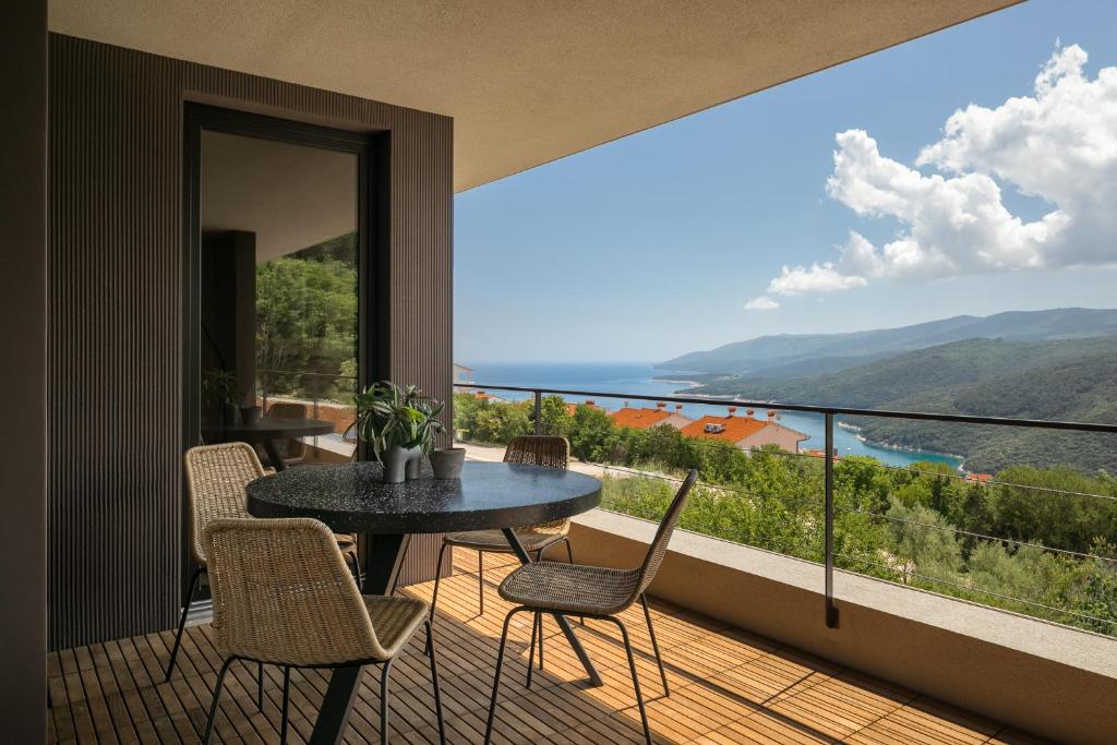 En balkong eller terrasse på Oltremare Premium suite apartment w/pool in Rabac