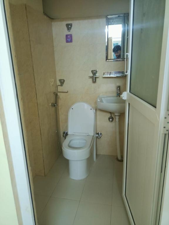 un piccolo bagno con un water e un lavandino di HOTEL LUMA INN a Pokhara