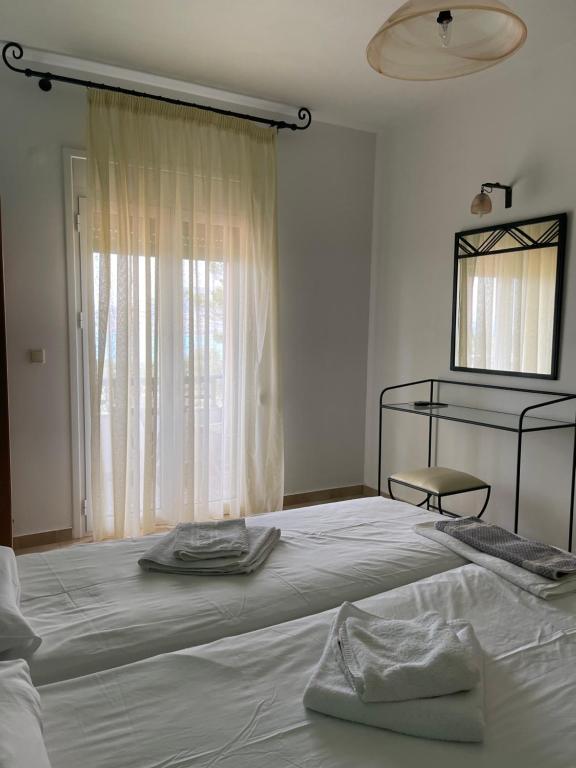 Postel nebo postele na pokoji v ubytování Niriides Rooms