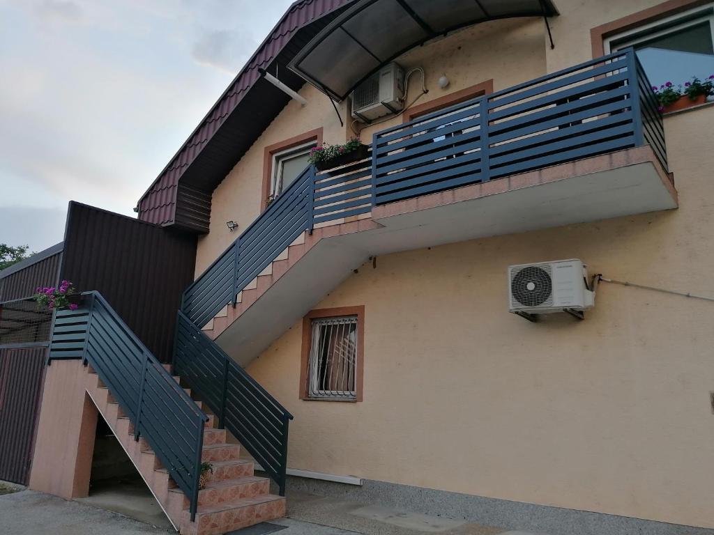 Budova, v ktorej sa hostel nachádza