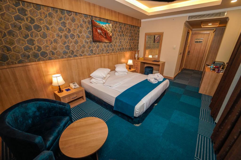 Säng eller sängar i ett rum på Sipan Hotel