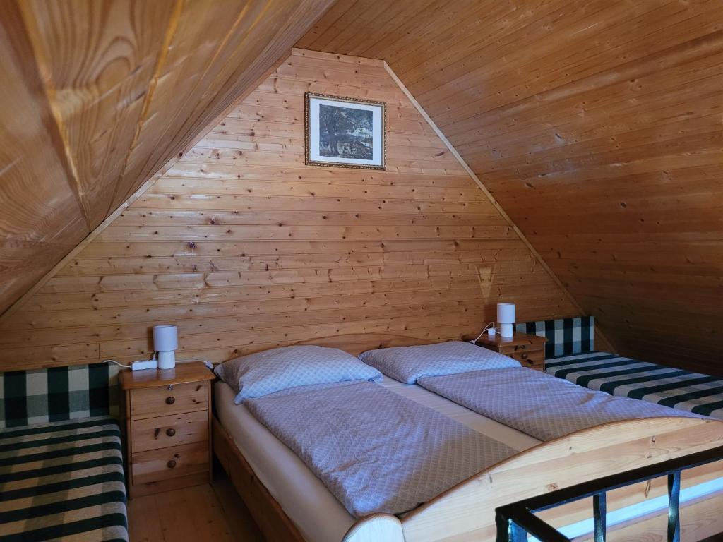 Posteľ alebo postele v izbe v ubytovaní Mohás Vendégház Kőszeg Mohás út 107