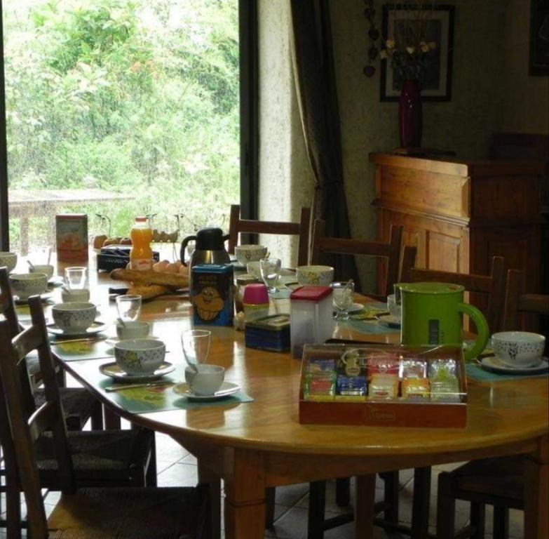 Příslušenství pro přípravu čaje a kávy v ubytování Chambre de pouligny