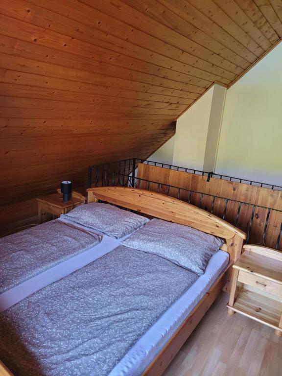 Posteľ alebo postele v izbe v ubytovaní Mohás Vendégház Kőszeg Mohás út 107