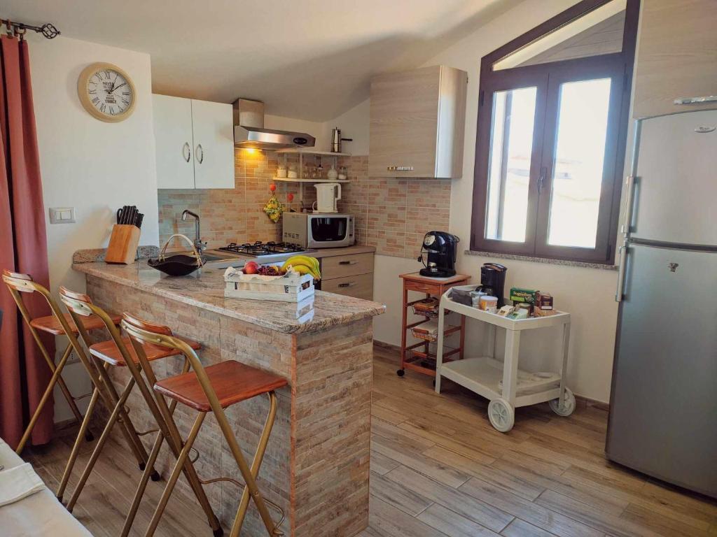 Kuchnia lub aneks kuchenny w obiekcie Appartamento vicino spiaggia di Maria Pia 4 camere 4 bagni per 9 persone