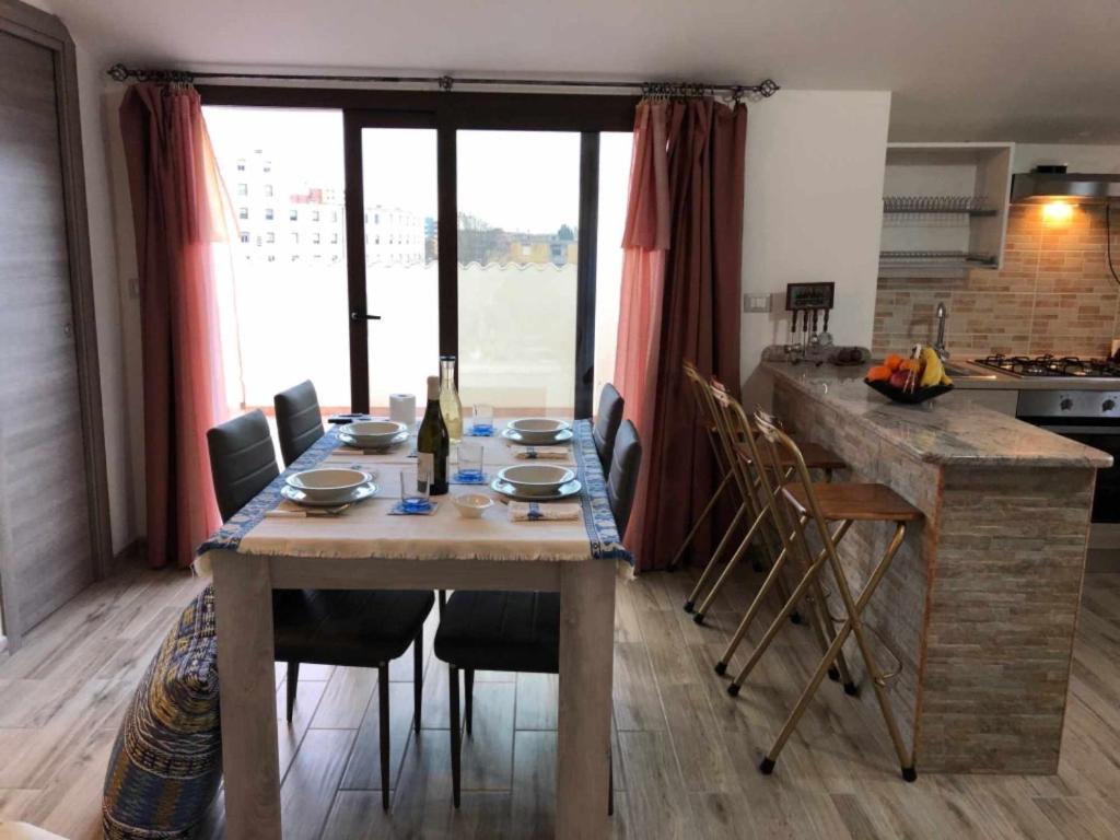 Kuchnia lub aneks kuchenny w obiekcie Appartamento vicino spiaggia di Maria Pia 4 camere 4 bagni per 9 persone