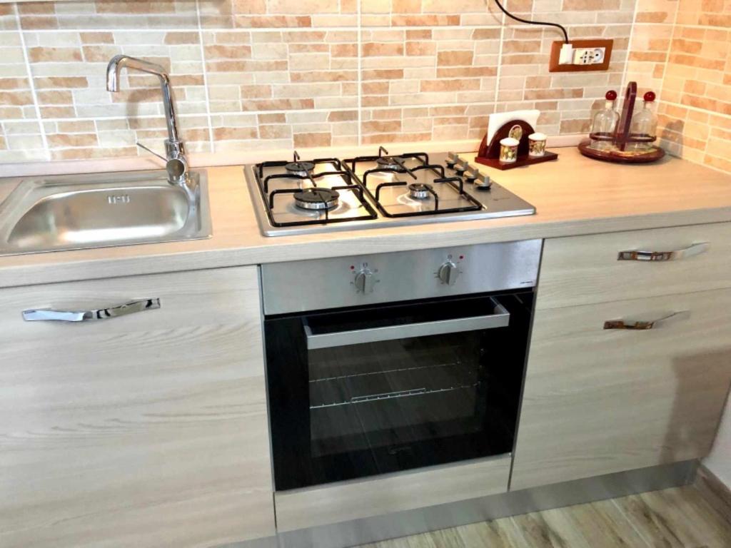 Kuchnia lub aneks kuchenny w obiekcie Appartamento vicino spiaggia di Maria Pia 4 camere 4 bagni per 9 persone