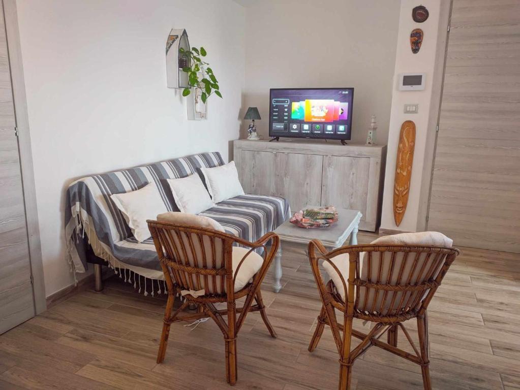 Telewizja i/lub zestaw kina domowego w obiekcie Appartamento vicino spiaggia di Maria Pia 4 camere 4 bagni per 9 persone