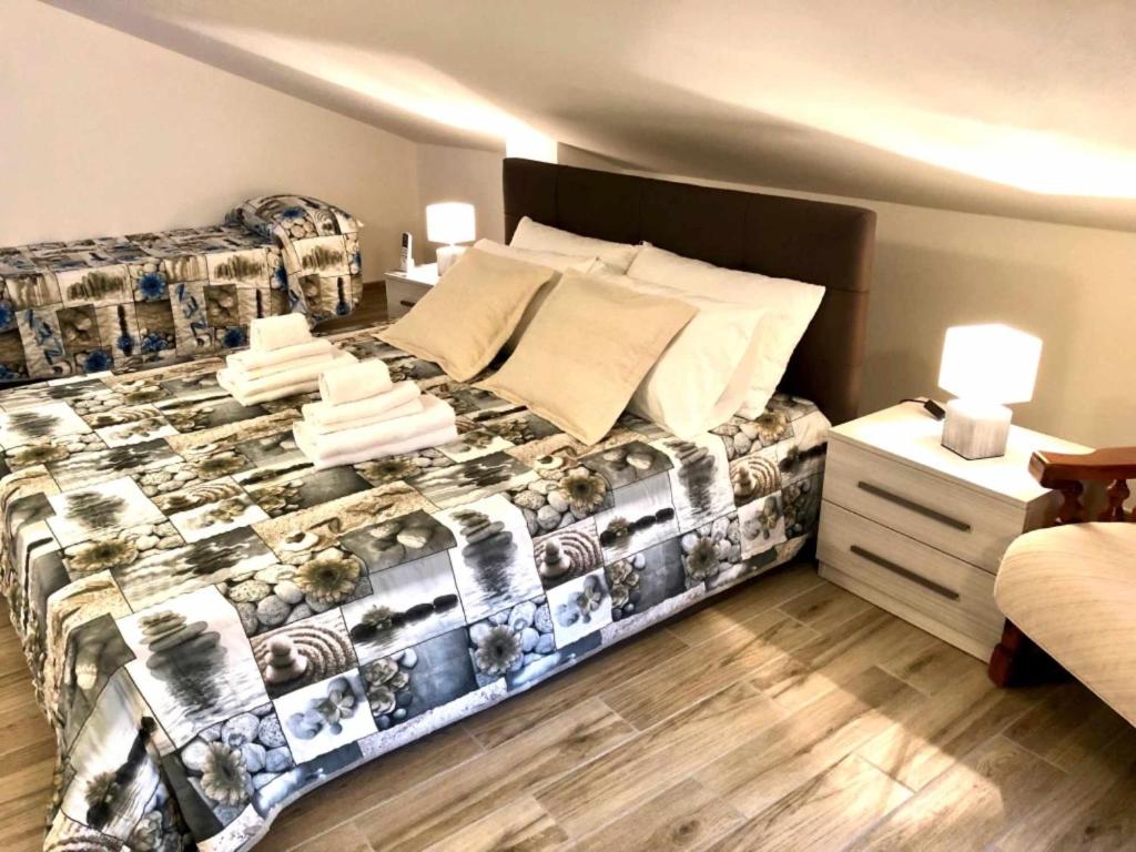 Łóżko lub łóżka w pokoju w obiekcie Appartamento vicino spiaggia di Maria Pia 4 camere 4 bagni per 9 persone
