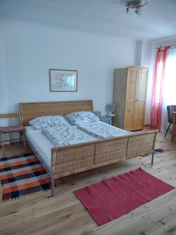 1 dormitorio con 1 cama grande en una habitación en Apartment Trappelgasse, en Viena