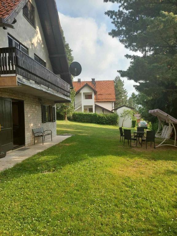 Vrt ispred objekta Kuca za odmor Zlatibor
