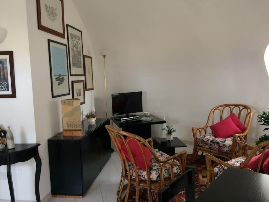 Televízia a/alebo spoločenská miestnosť v ubytovaní Villa Sebastian- Incomparabile vista sul mare