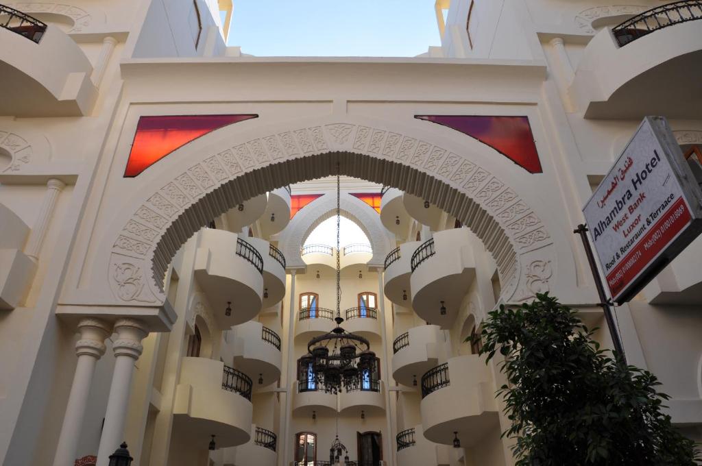 een uitzicht op de binnenkant van een gebouw met een boog bij Al Hambra Hotel in Luxor