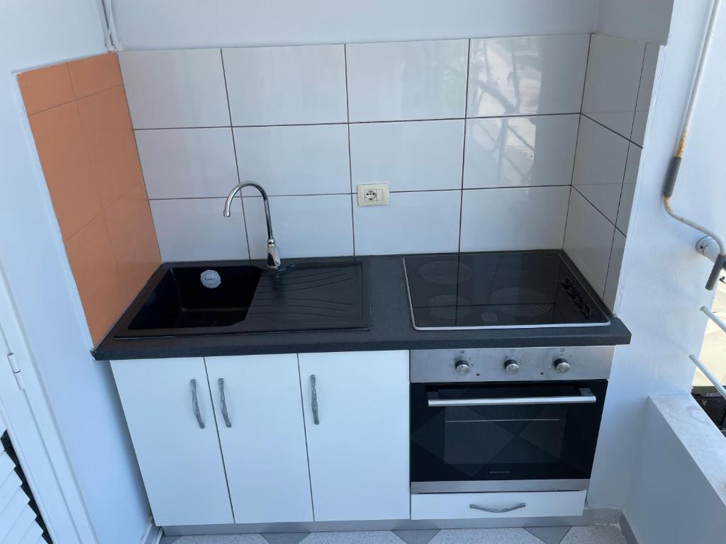 A kitchen or kitchenette at Apartment Vlorida