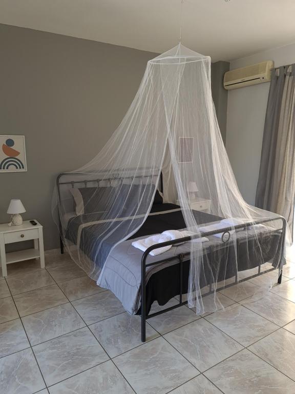Ένα ή περισσότερα κρεβάτια σε δωμάτιο στο Seaside Apartment in Xilokastro - Selene by Booking Kottas