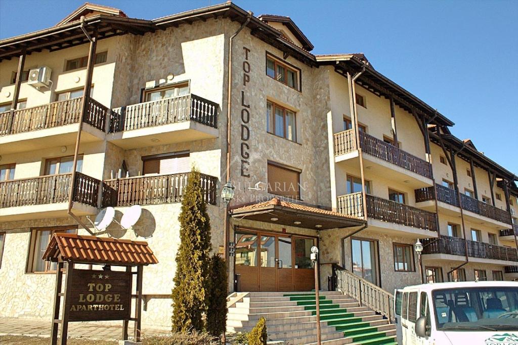 een groot gebouw met een bord ervoor bij Apartament 4 seasons - Top Lodge in Bansko