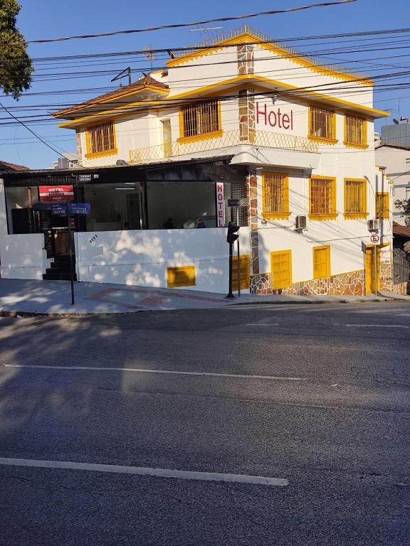 um hotel ao lado de uma rua em Hotel Barroco em Belo Horizonte