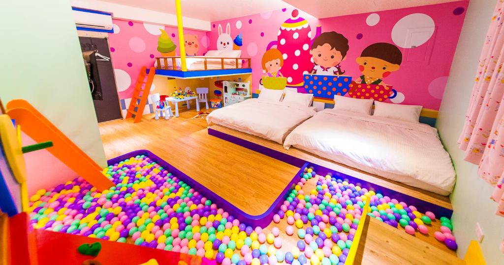 - une chambre avec un grand lit et un bouquet de boules dans l'établissement LoveBaby Homestay, à Luodong