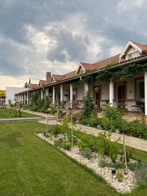 una casa con giardino di fronte di Country Club La Mesteceni a Sebeş