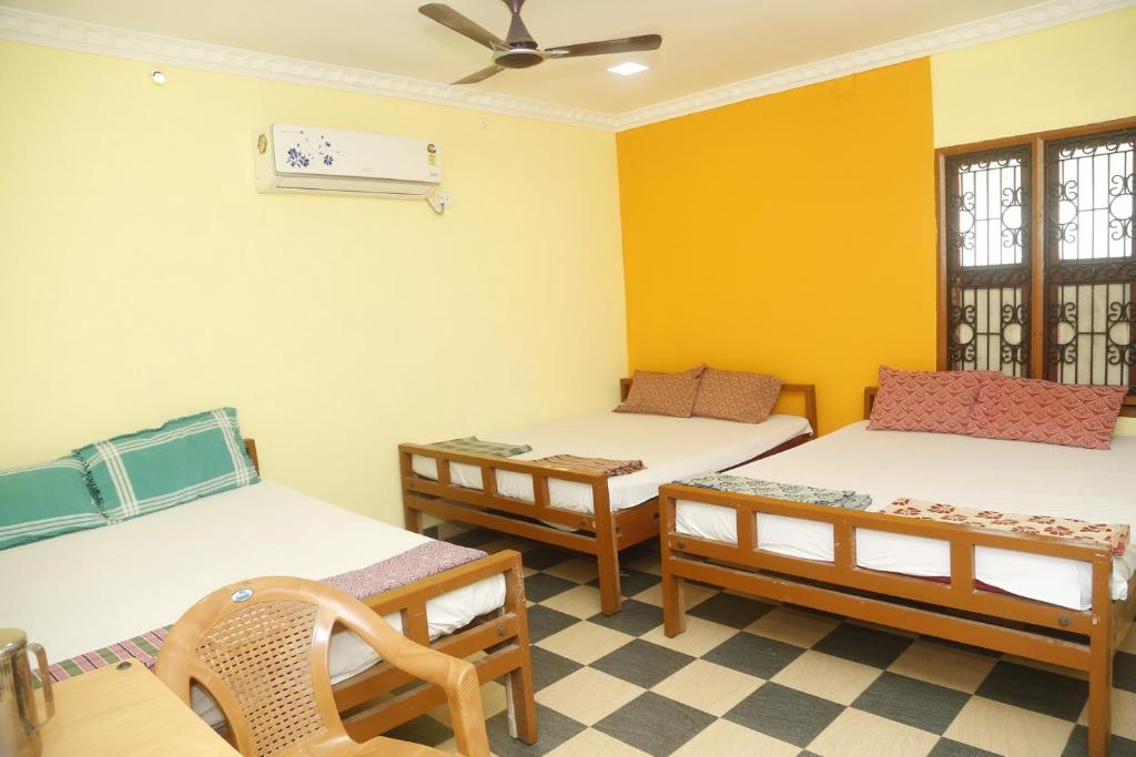 Een bed of bedden in een kamer bij Ranga Residency