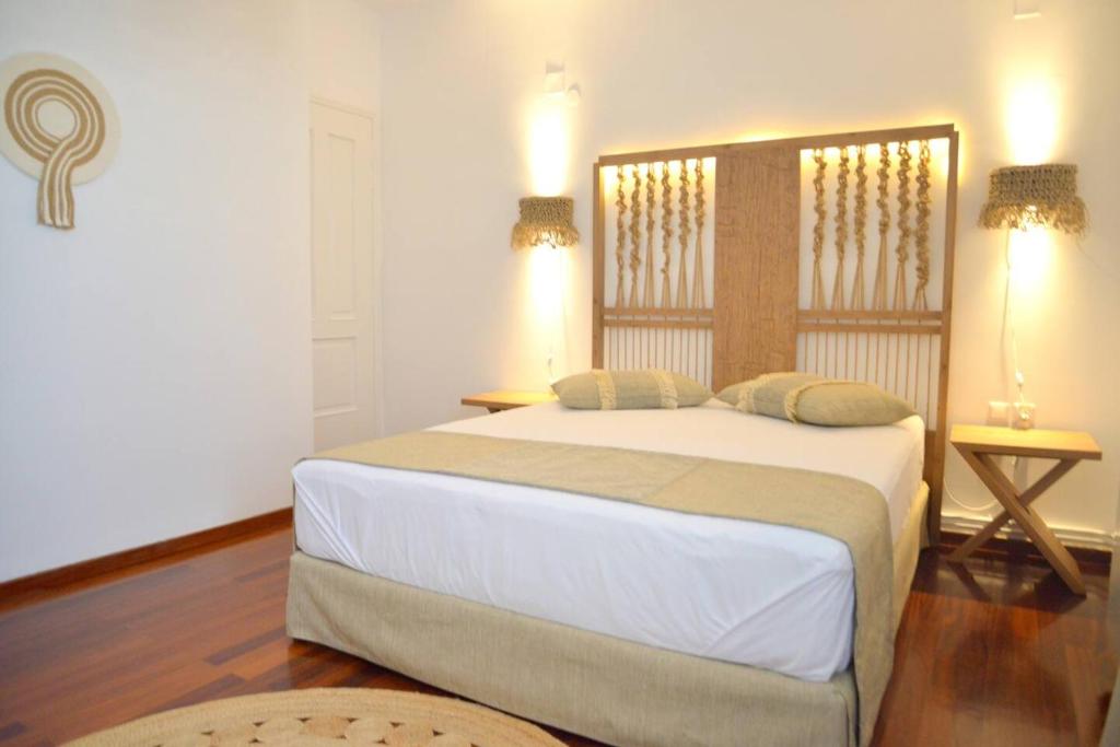Posteľ alebo postele v izbe v ubytovaní Esperos Seaside Suite in Adamas, Milos