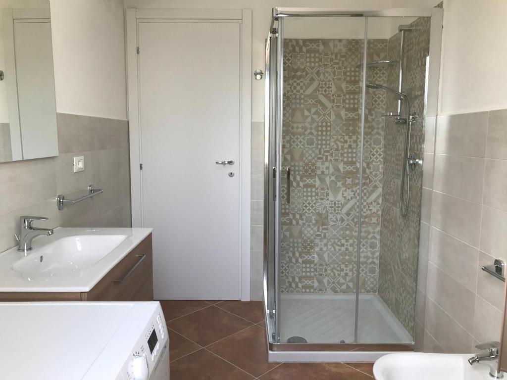 bagno con doccia e lavandino di Villa Impetrata IUN Q7090 a Orosei