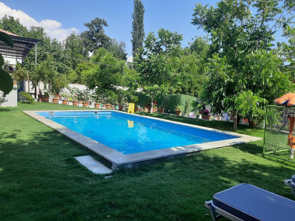 una piscina en el patio de una casa en Egedeki Eviniz 2, en Koycegiz