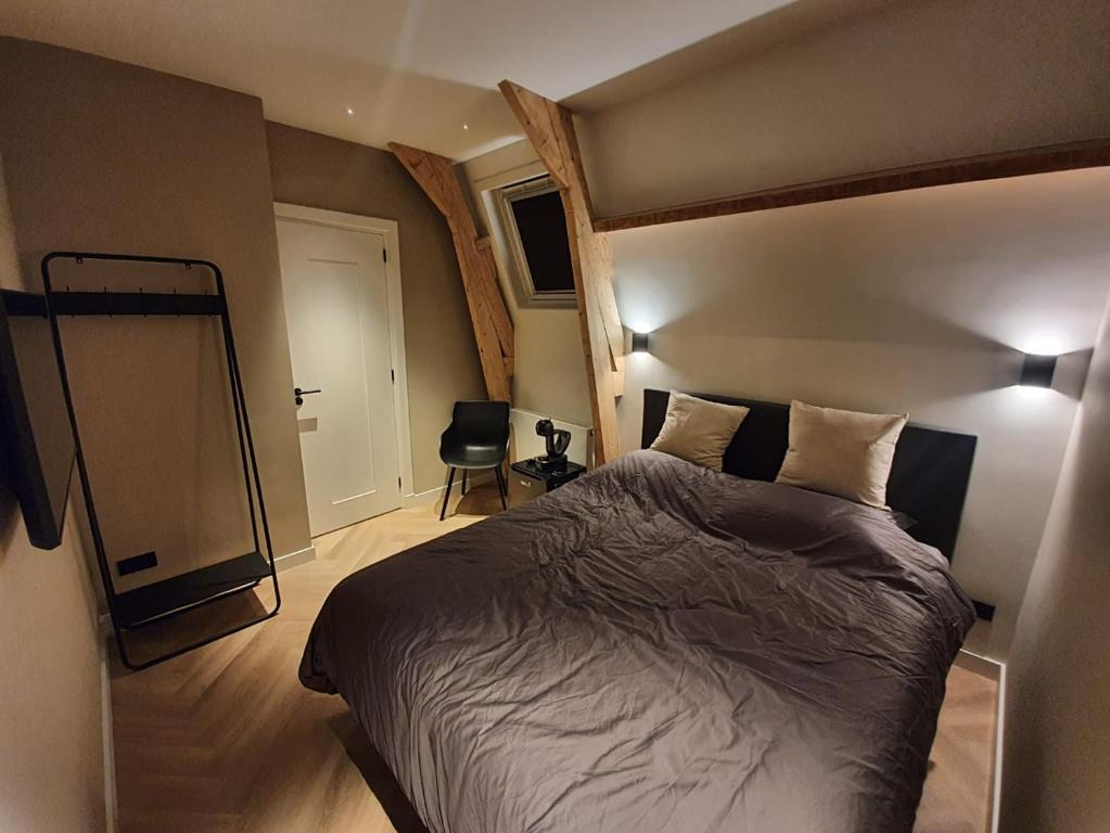 - une chambre avec un grand lit dans l'établissement Super de luxe privékamer op een toplocatie - Room 2, à Egmond aan Zee