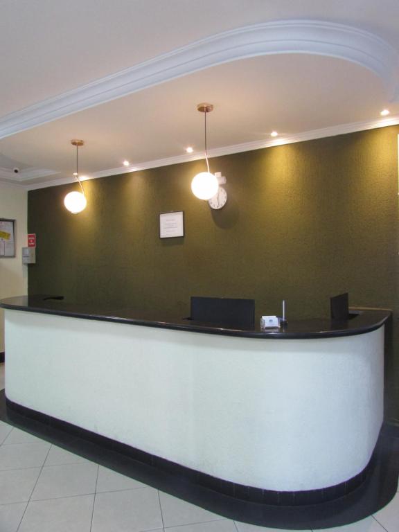 a lobby with a reception desk in a building at Hotel Monteneve in São Paulo