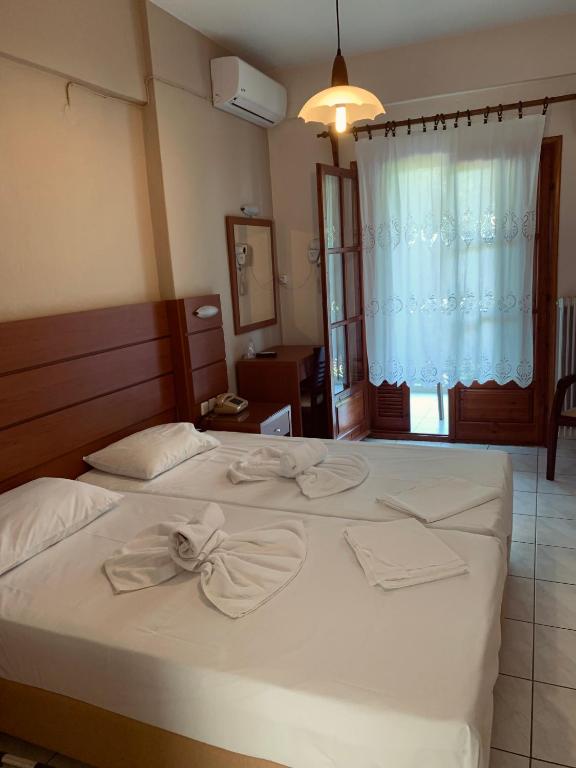 Łóżko lub łóżka w pokoju w obiekcie Hotel Eleana