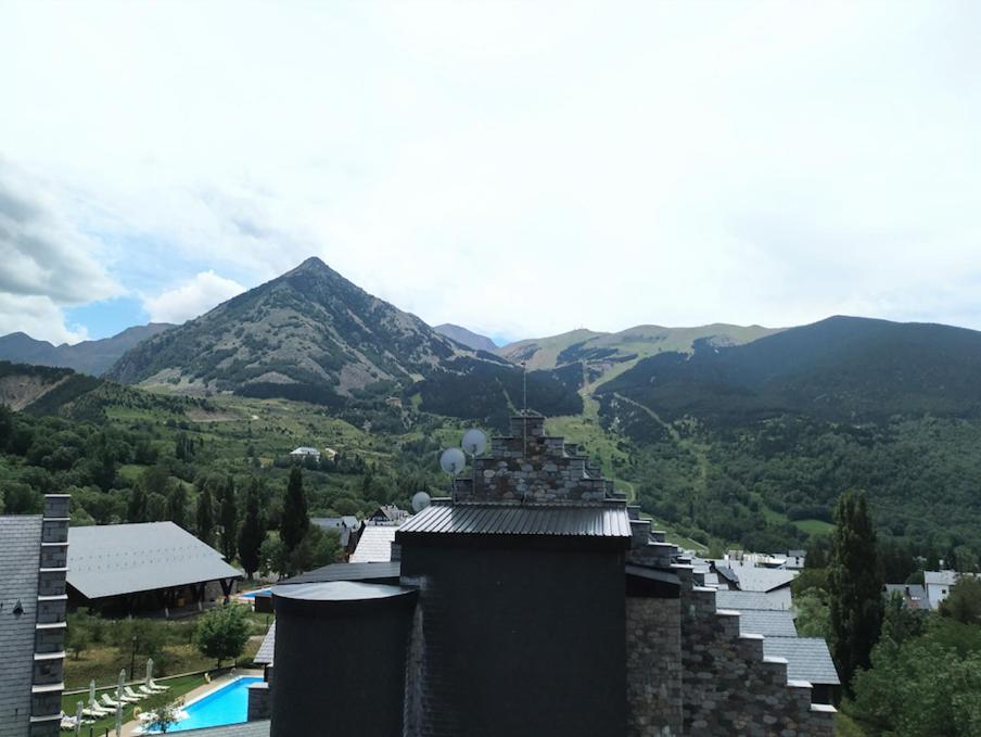 Vistas a un complejo con montañas en el fondo en CHECK-IN CASAS Apto Cercedilla, en Cerler