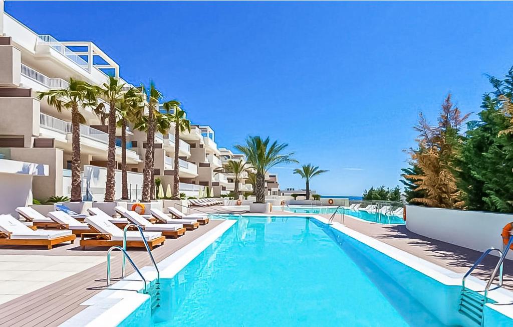 basen w hotelu z krzesłami i palmami w obiekcie CT 158 - Lotus Jardinana by MPS - La Cala de Mijas w Maladze